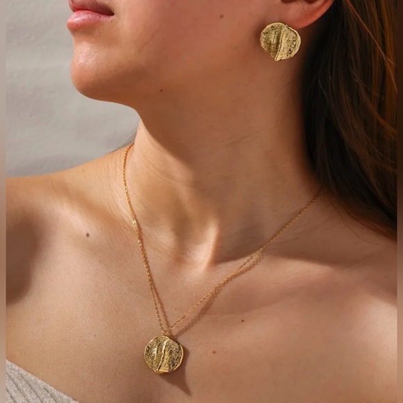 Gold Textured Statement Jewelry Set – Hammered Disc Necklace & Stud Earrings - Picture 2 of 8
